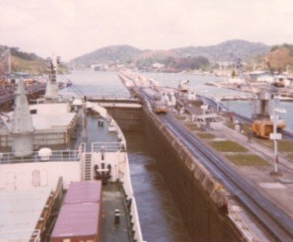 L'attraversamento del canale di Panama la bananiera entra in una delle chiuse del canale di Panama