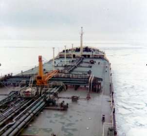 petroliera nei mari ghiacciati del Canada